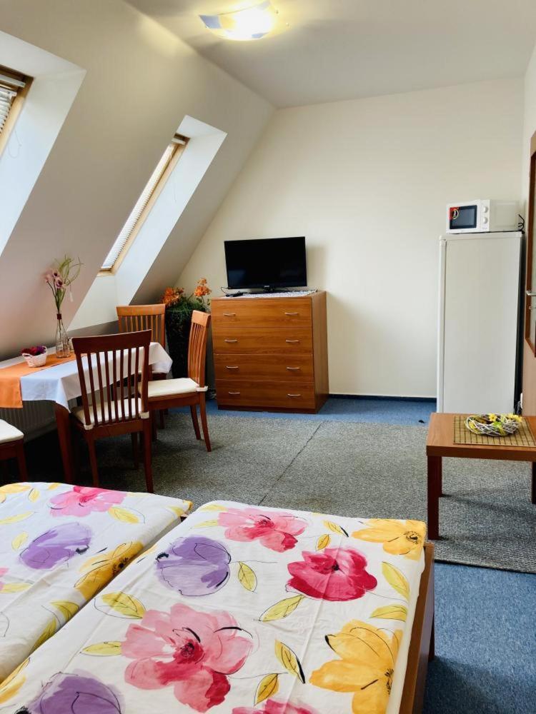 Apartmany, Penzion, Wellness U Zlate Rybky Vyskov Luaran gambar
