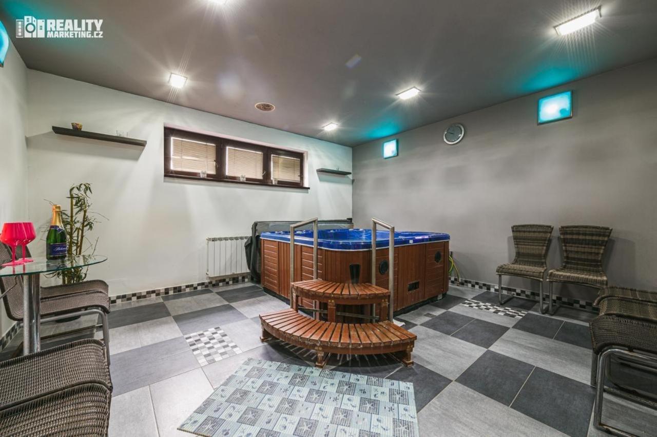 Apartmany, Penzion, Wellness U Zlate Rybky Vyskov Luaran gambar